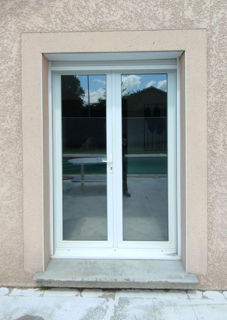 Installation porte-fenêtre PVC 2 vantaux sur mesure blanche | Multibaie