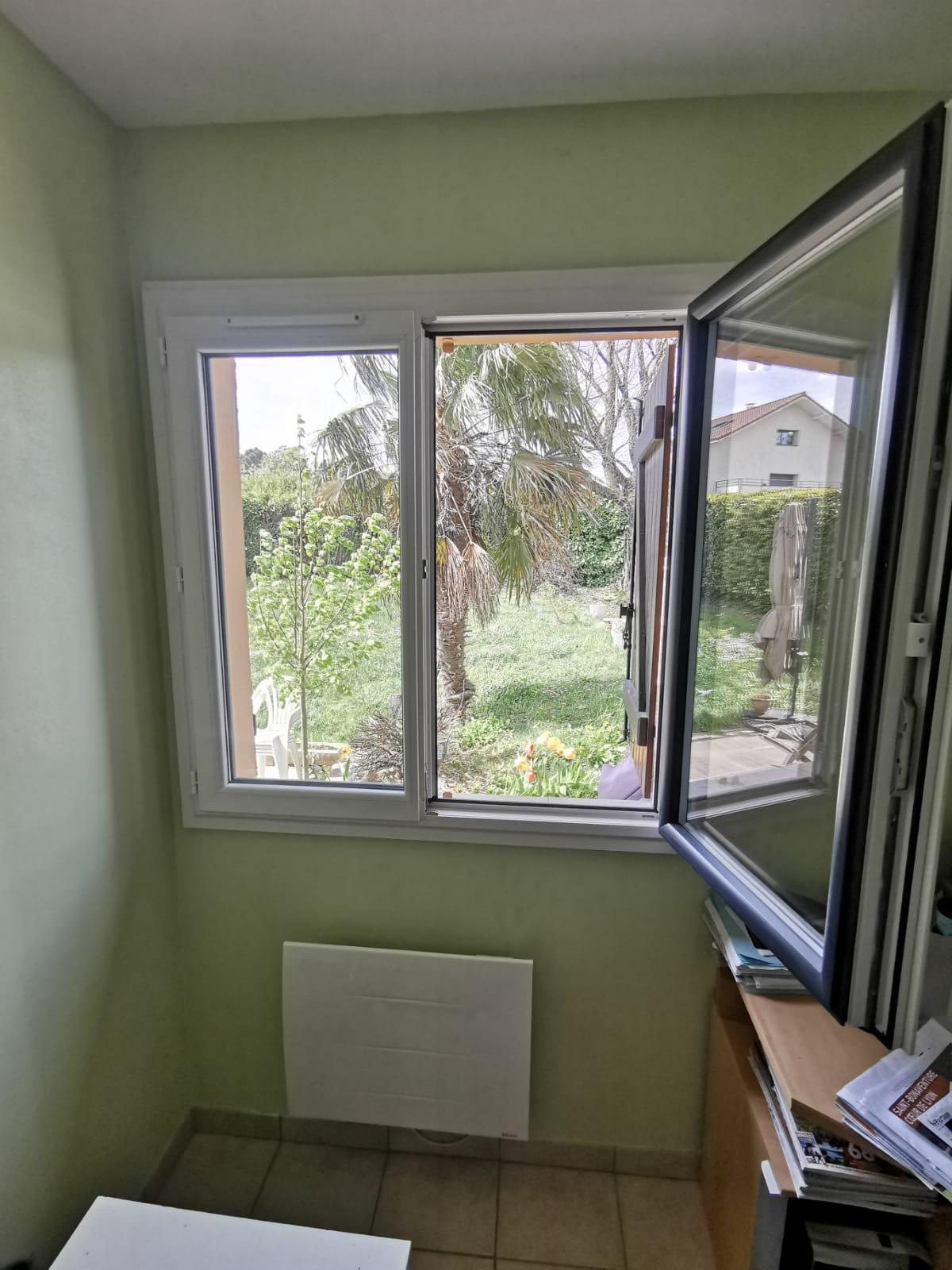 Installation fenêtre PVC 2 vantaux sur mesure bi-coloration blanc/gris anthracite | Multibaie