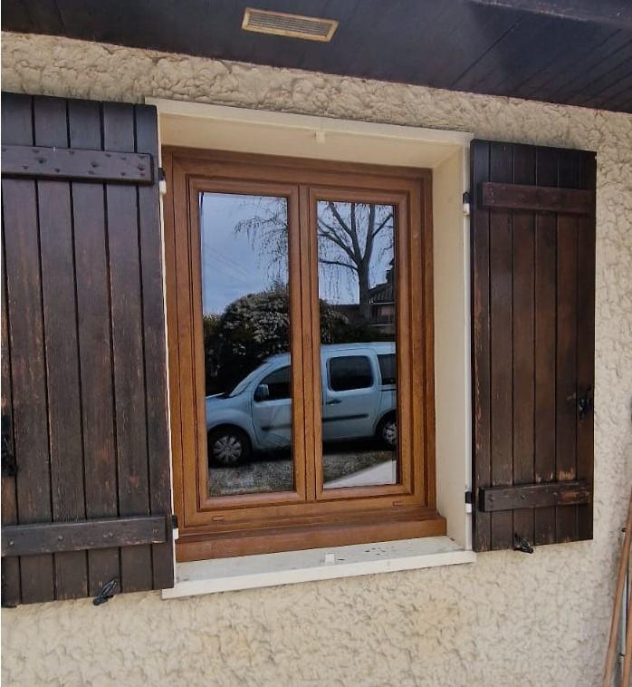 Installation fenêtre PVC 2 vantaux sur mesure chêne doré | Multibaie