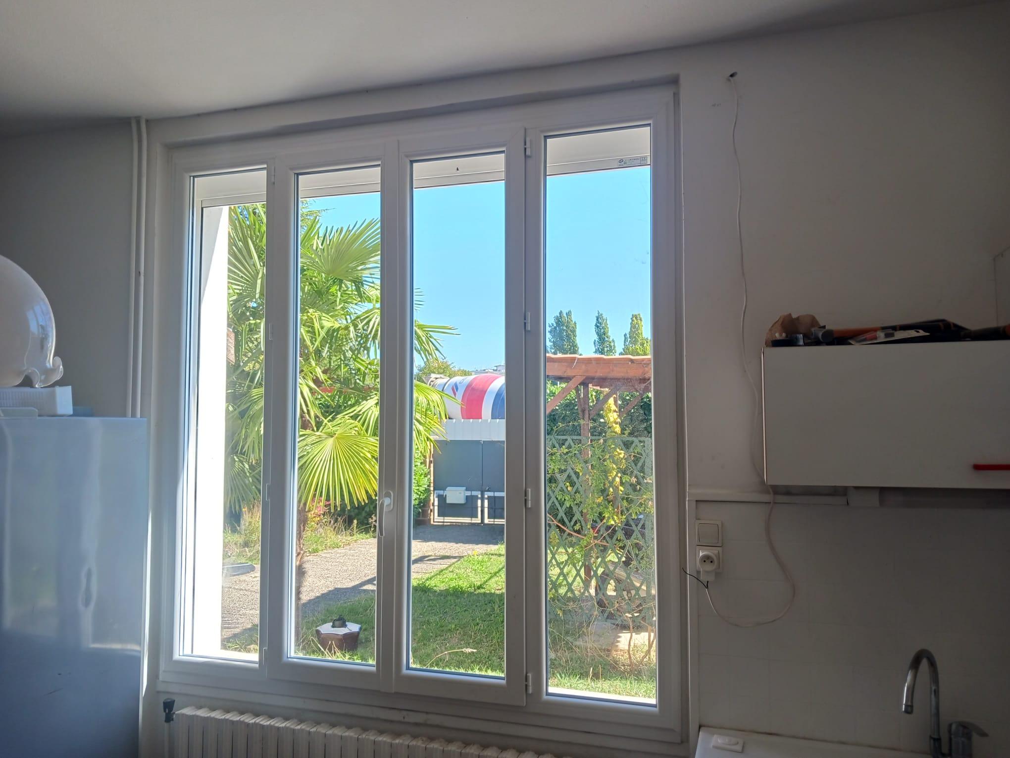 Installation fenêtre PVC 2 vantaux et 2 vitrages fixes sur mesure blanche | Multibaie