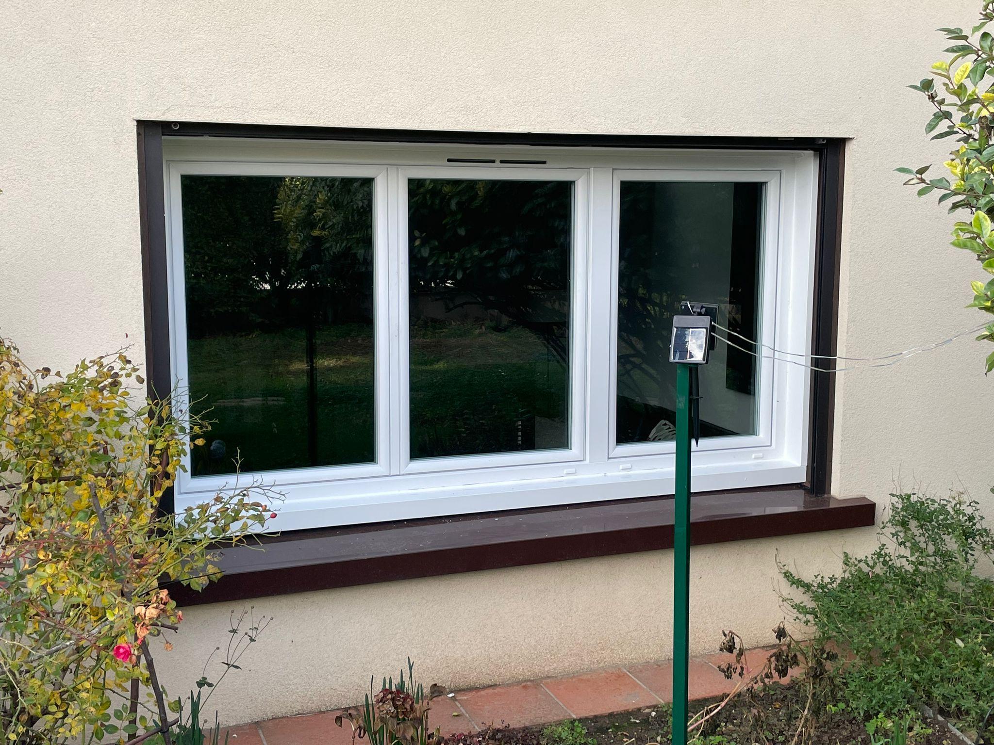 Installation fenêtre PVC 3 vantaux sur mesure blanche | Multibaie