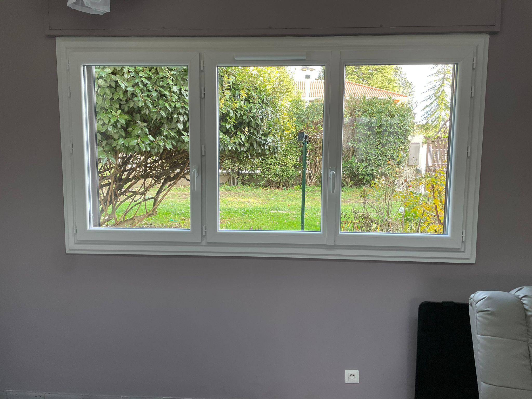 Installation fenêtre PVC 3 vantaux sur mesure blanche | Multibaie