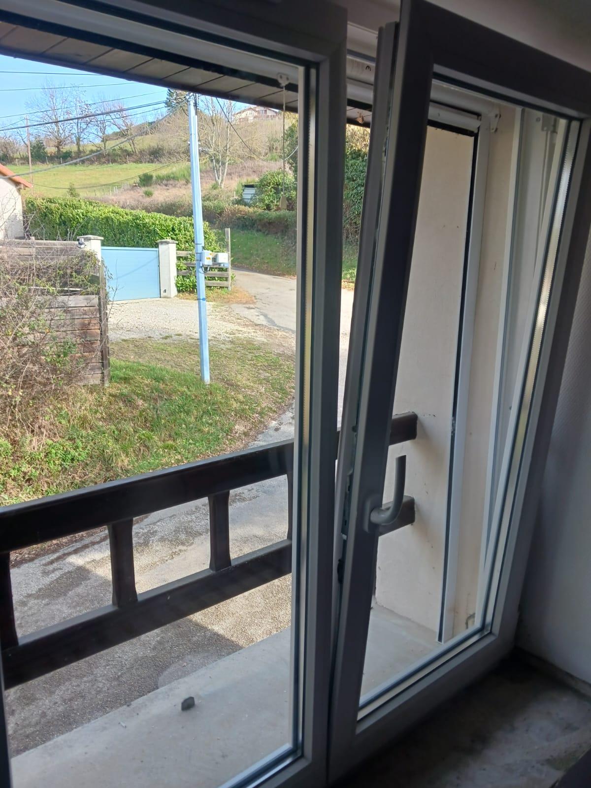 Installation fenêtre PVC avec oscillo-battant sur mesure blanche | Multibaie