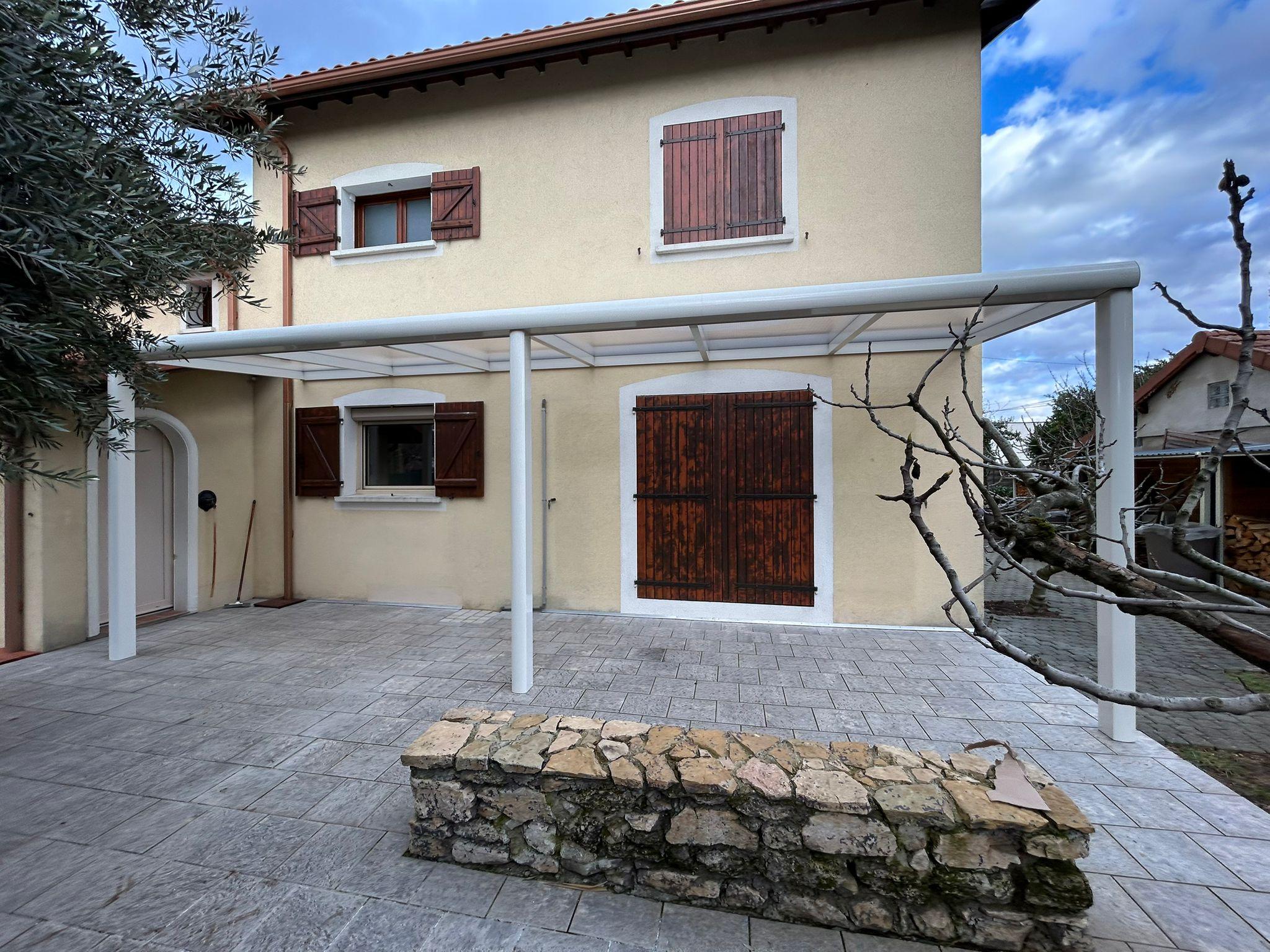 Pergola fixe beige à Bron | Multibaie