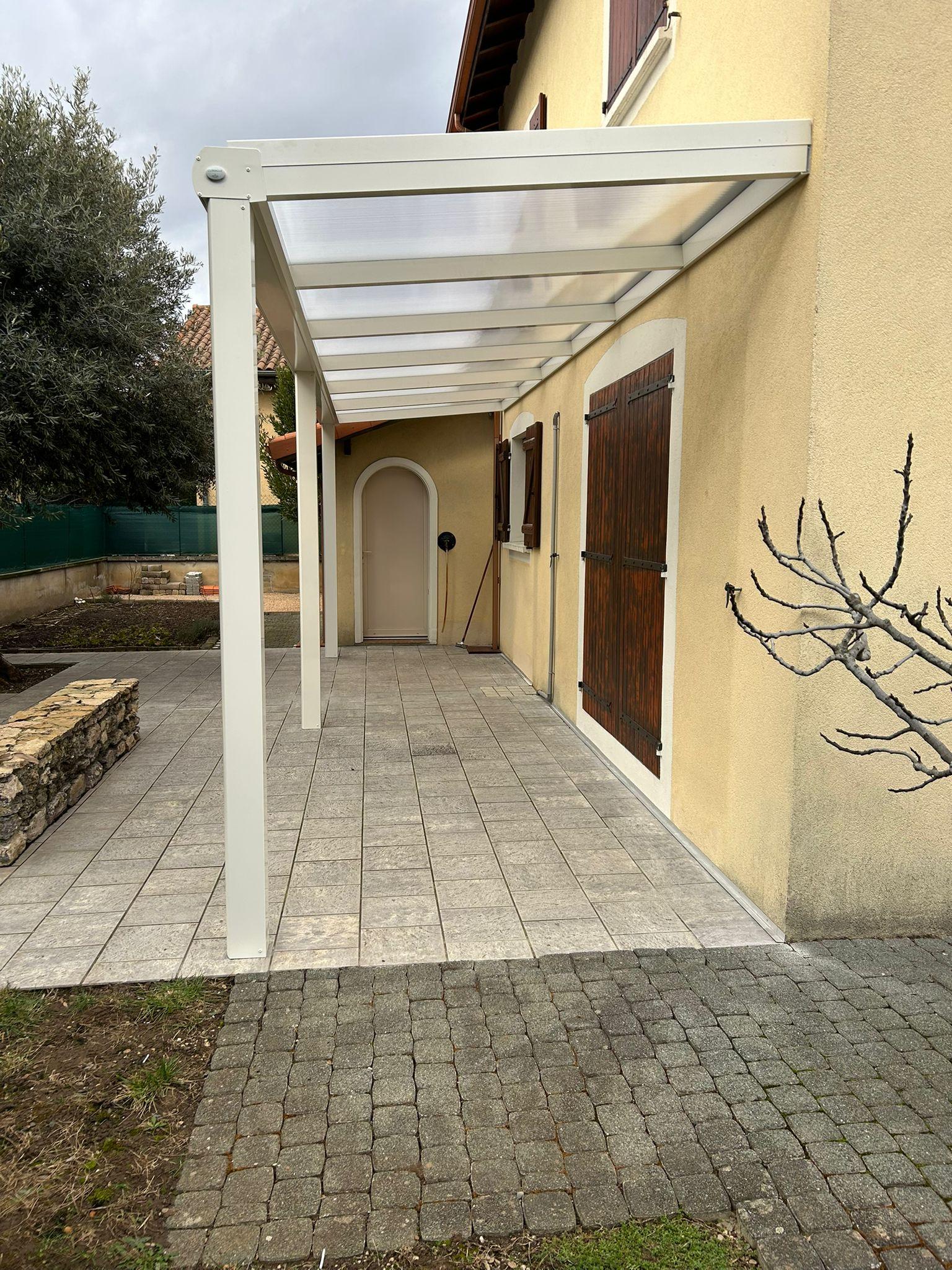 Pergola fixe beige à Bron | Multibaie