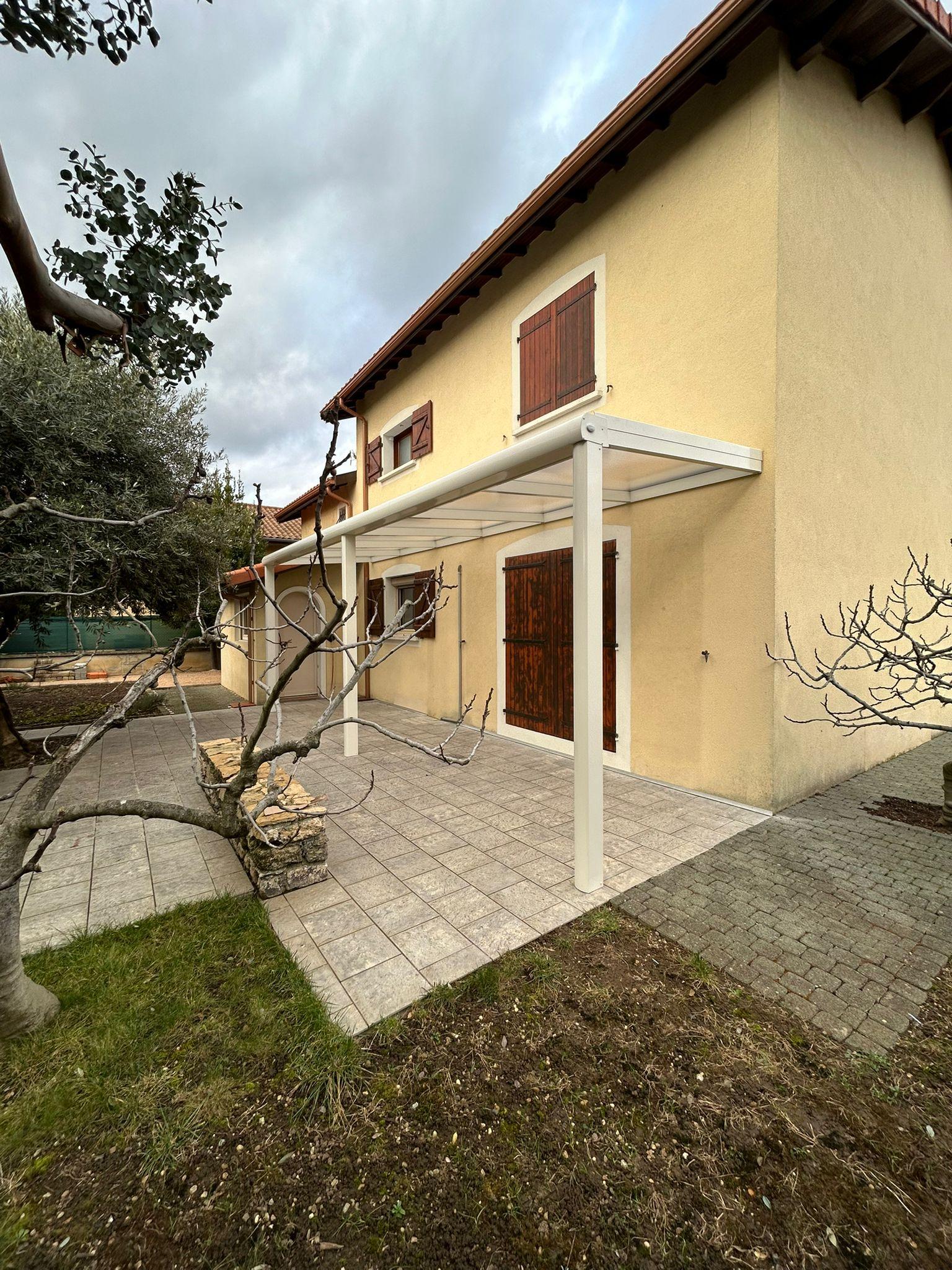 Installation de pergola fixe beige à Bron | Multibaie