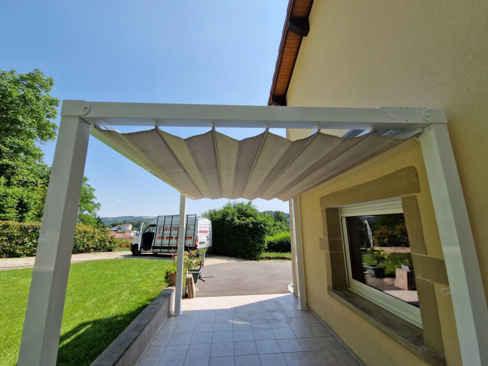 Pergola à toile rétractable blanche Multibaie