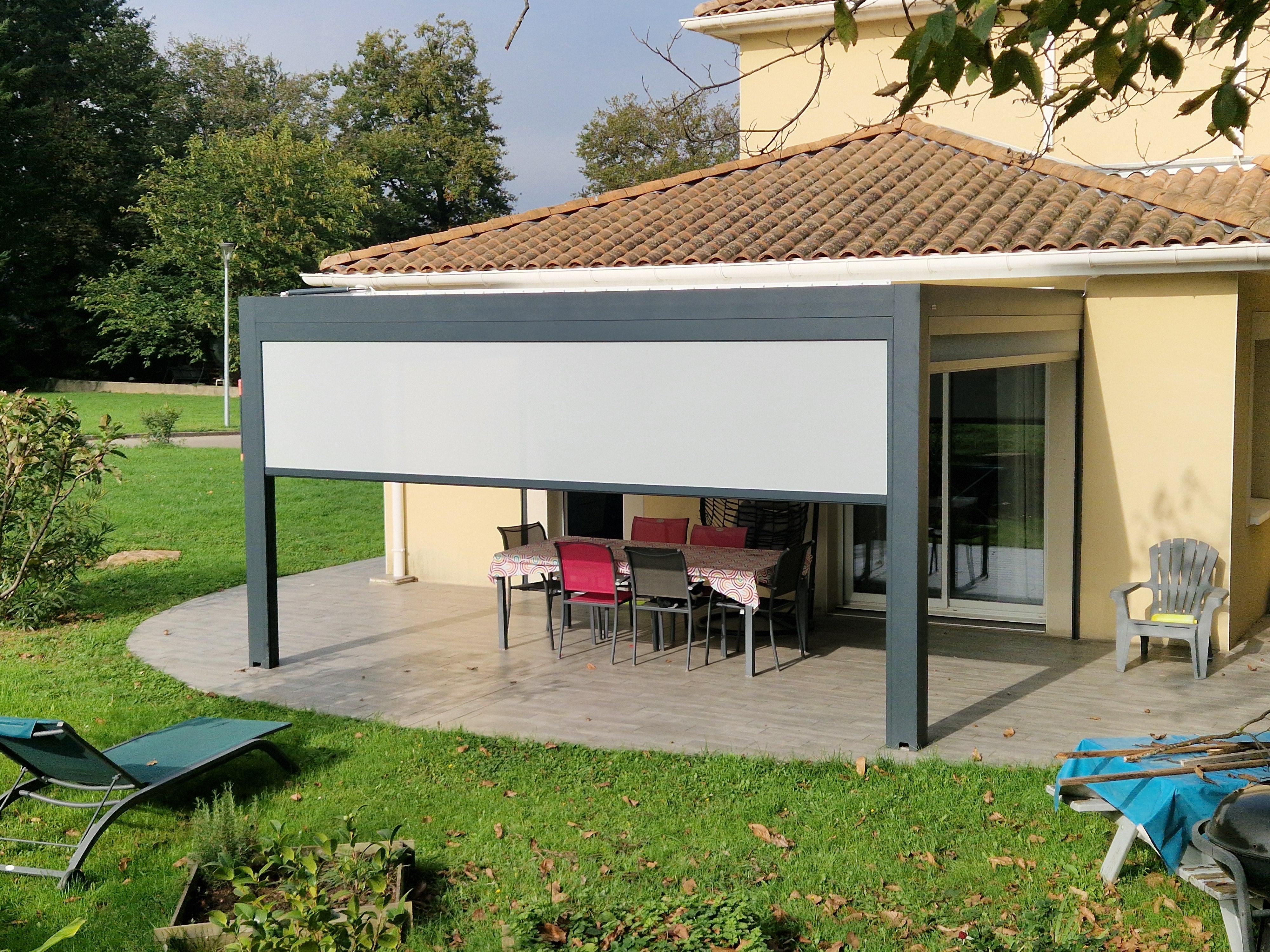 Pergola bioclimatique grise anthracite adossée avec stores zip 3 côtés Multibaie